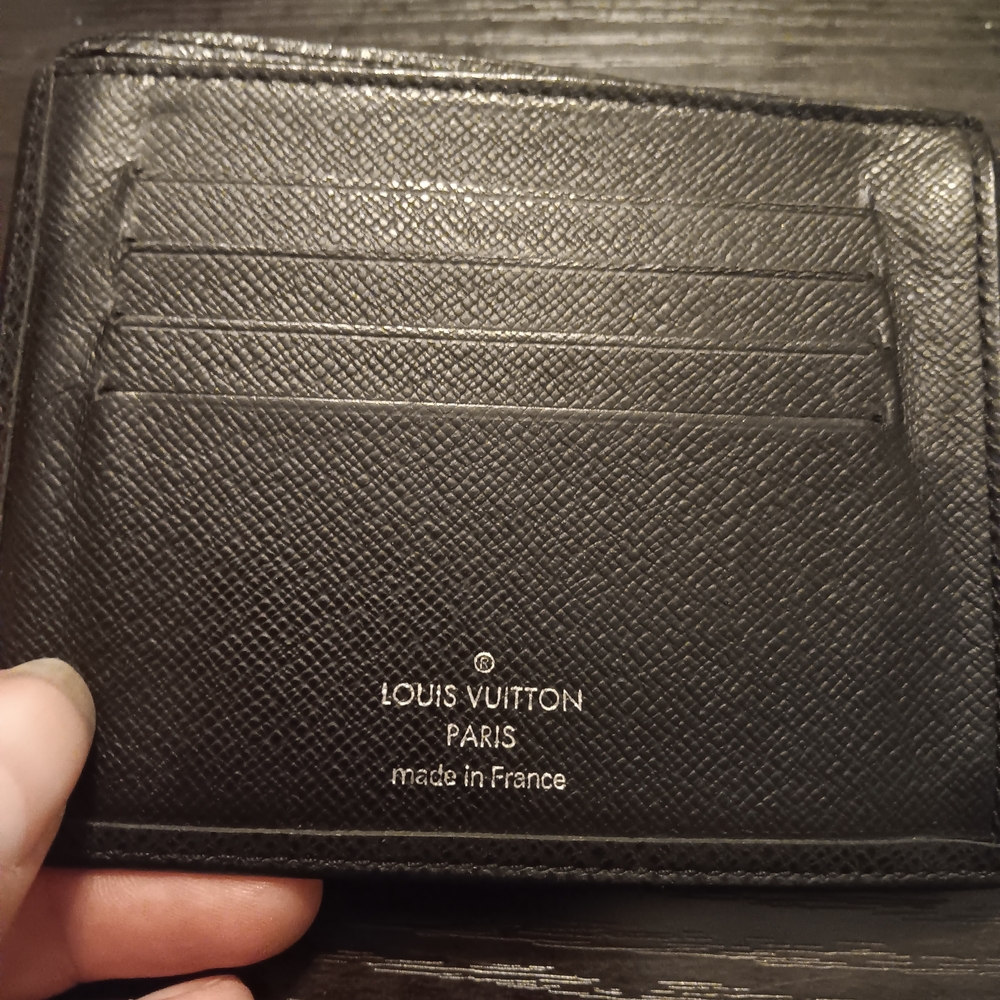 Louis Vuitton Taiga Black BiFold Unisex Wallet With No Peeling (EUC) - Picture 7 of 15